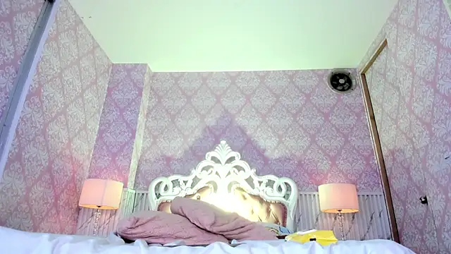 Hellencute18_ live cam on StripChat