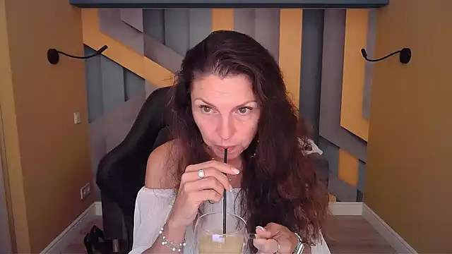 EllaLong webcam