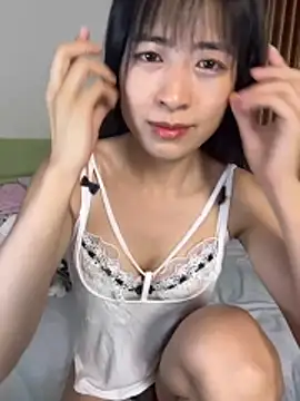yiyiya520 live cam on StripChat