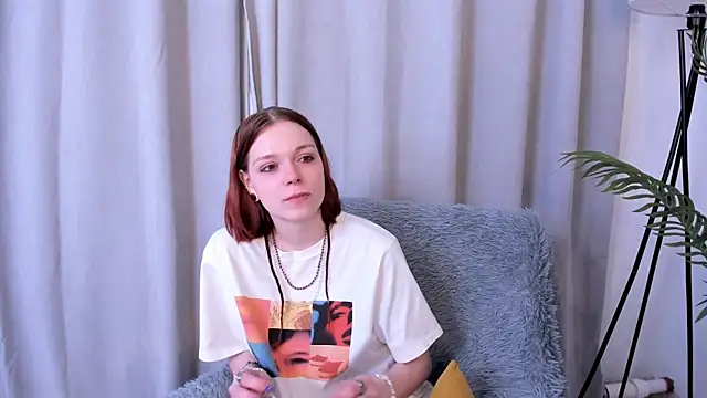 YaelHoughtling live cam on StripChat