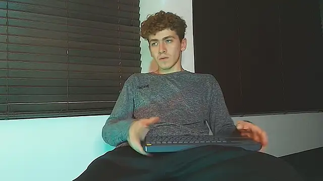 Tyler_Mcrey live cam on StripChat