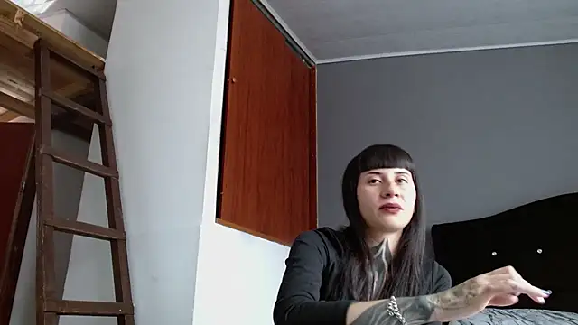 Emilia_1995 live cam on StripChat