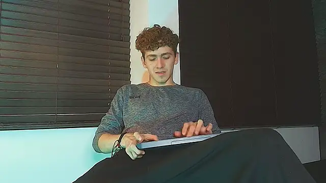 Tyler_Mcrey live cam on StripChat