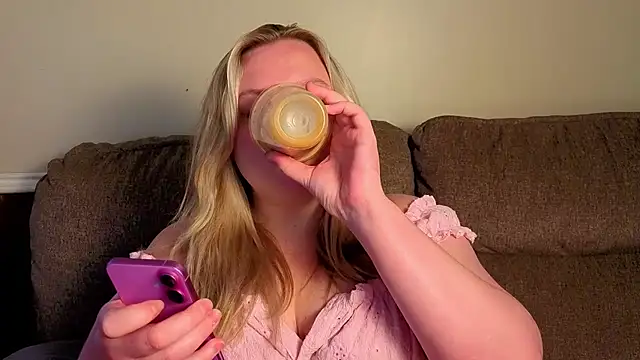 PhatAssBlond webcam