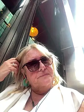 MoistCurveyChanel webcam