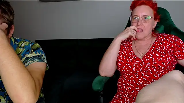 joannaandneighbour (F mature) - Pussy open