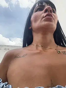LuxeBrunetteXXX webcam