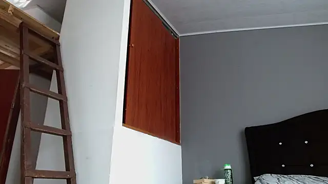 Emilia_1995 live cam on StripChat