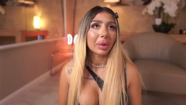 LucyyRosse live cam on StripChat