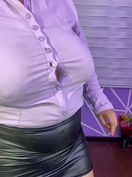 MiiaaJoness webcam