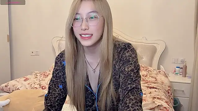 xiaoxiao-22 Live Webcam on Stripchat