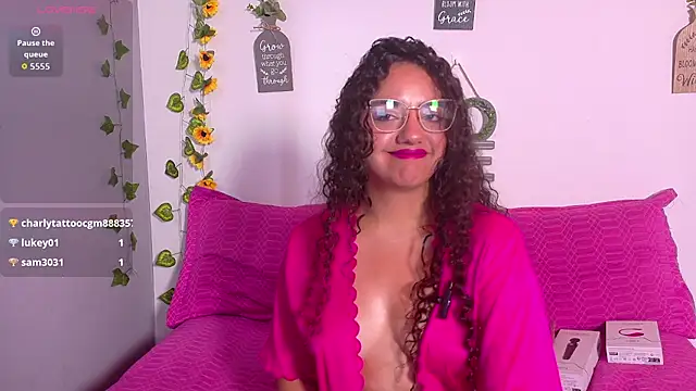 emiily_curly live cam on StripChat