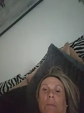 Marieney live cam on StripChat