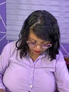MiiaaJoness webcam