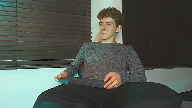Tyler_Mcrey live cam on StripChat