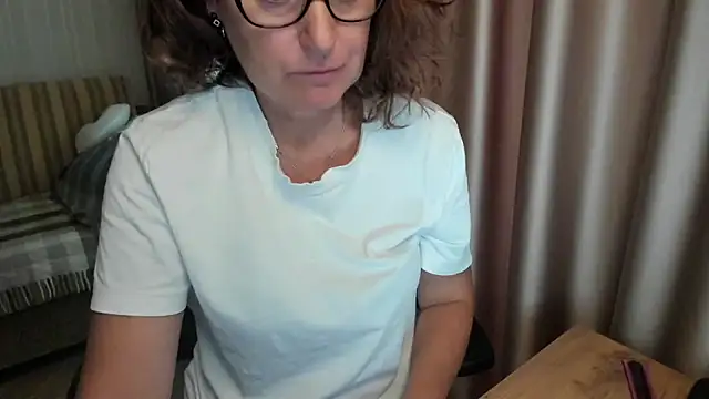 lauraoven live cam on StripChat
