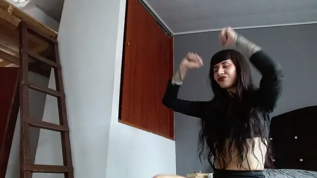 Emilia_1995 live cam on StripChat