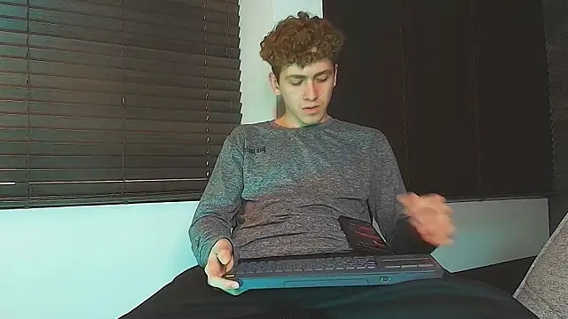Tyler_Mcrey live cam on StripChat