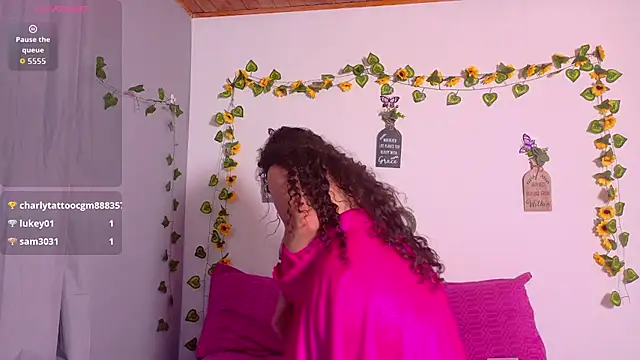emiily_curly live cam on StripChat