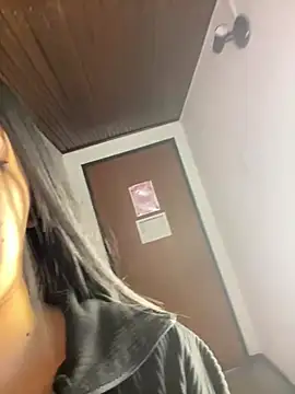 LunaMoore_Pink webcam