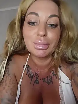 MiaMooly live cam on StripChat