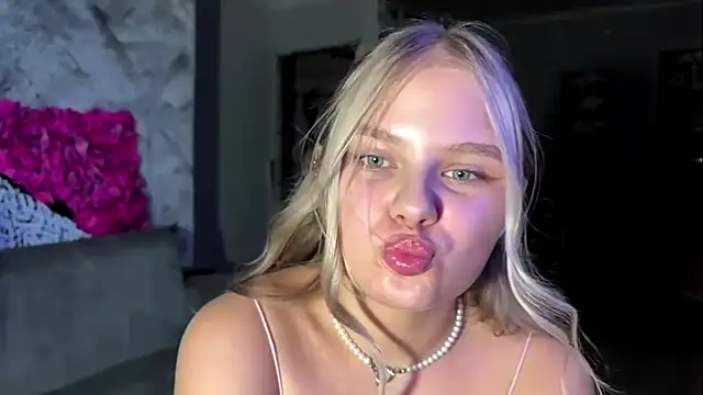 Rita_Blondana live cam on StripChat