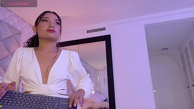 Sasha_Sin live cam on StripChat