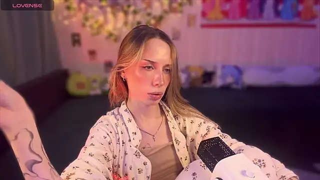 DellaCampbell live cam on StripChat