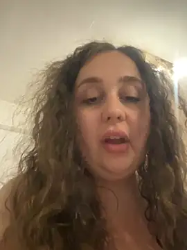 CurlyMaddie webcam