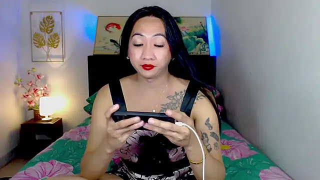 LovelyQueen69 webcam