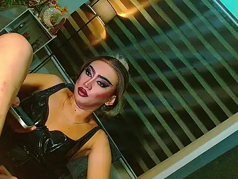 HOLLYWOOD_QUEEN_88 live cam on StripChat