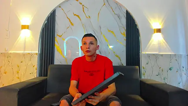 Isaak_Bless live cam on StripChat