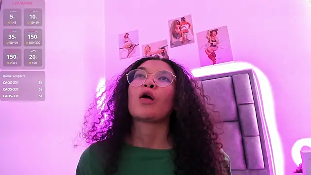 Luna_jone live cam on StripChat