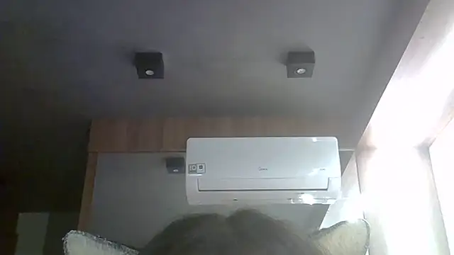 SkinnyKitten live cam on StripChat