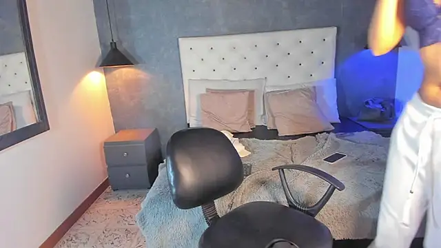 Elara-Nova live cam on StripChat