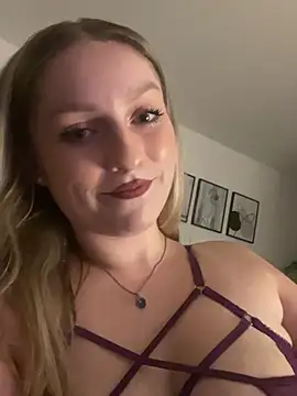 KiraBloom66 webcam