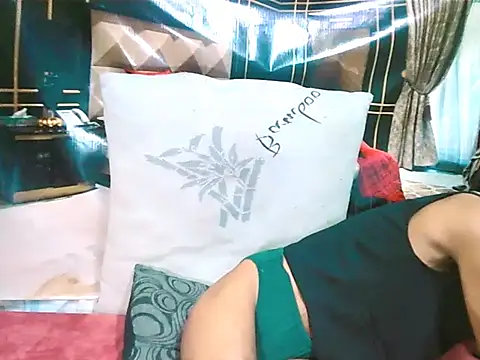 IndianLipstickLuna webcam