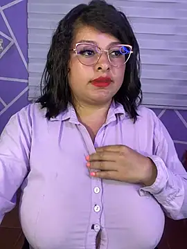 MiiaaJoness webcam