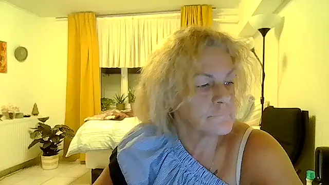 belgianshantie live cam on StripChat