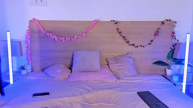 LaraRous webcam