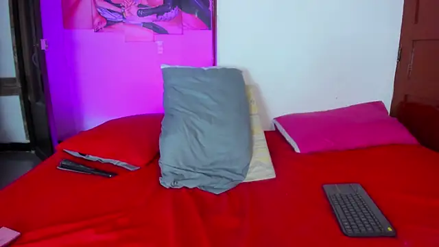 Nikki__uwu live cam on StripChat