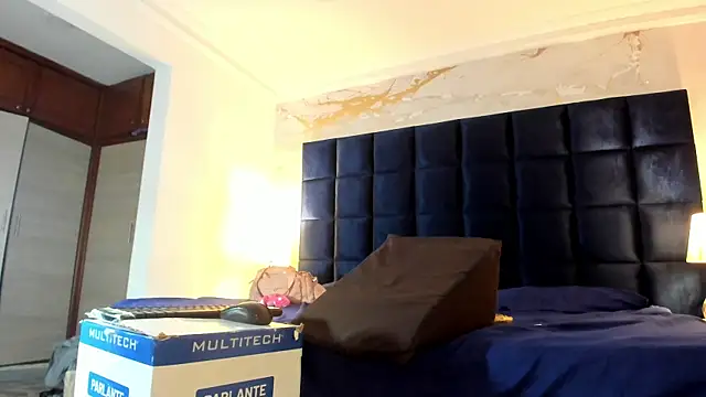 MelaniieRoux live cam on StripChat