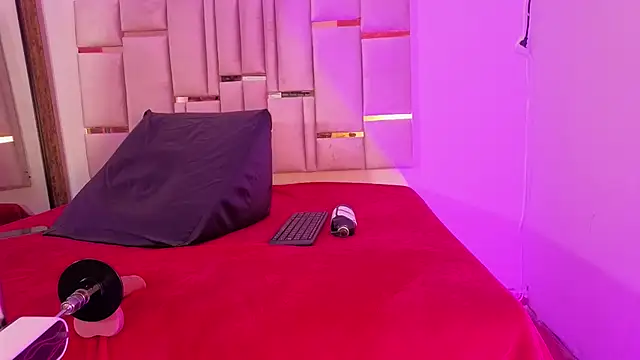 Mikaela-Banes live cam on StripChat