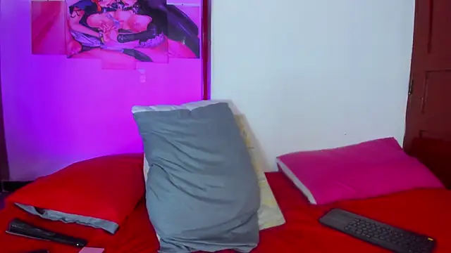 Nikki__uwu live cam on StripChat