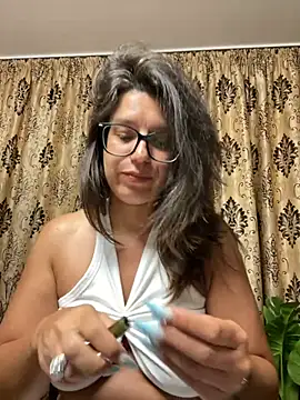 NadiraNoor webcam
