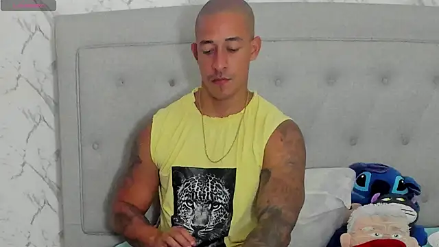 luigiferrara live cam on StripChat