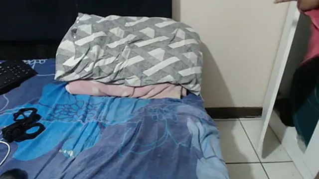 SweetHotBabby18 live cam on StripChat