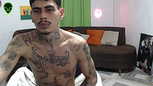 alpha_zom live cam on StripChat