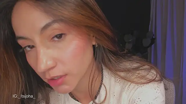 Lovinggirl_ live cam on StripChat
