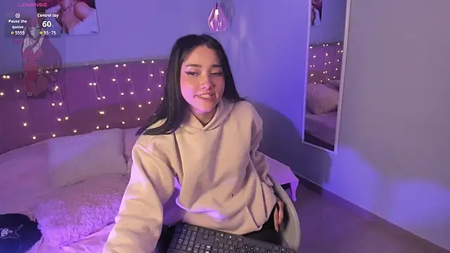 ela_petit live cam on StripChat